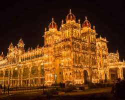 Though the palace also looks beautiful during daylight with bright red domes the nighttime view of the palace is amazing. In the whole of the golden l